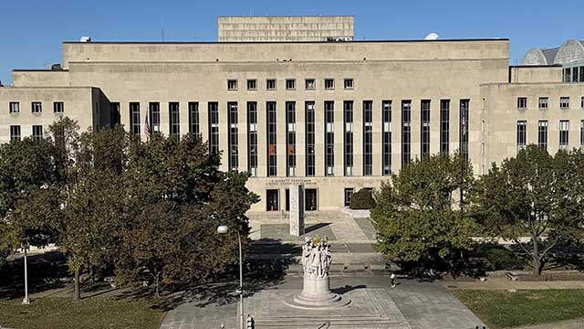 Photo of a courthouse.