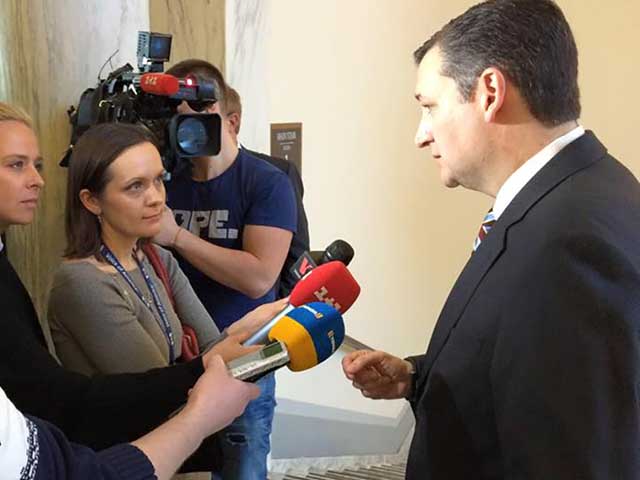 A VOA journalist interviews Senator Ted Cruz.