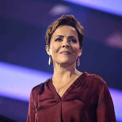 Kari Lake speaking with attendees at the 2022 AmericaFest at the Phoenix Convention Center in Phoenix, Arizona. (Photo by Gage Skidmore / Creative Commons)