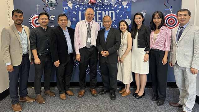 A photo of the VOA Khmer staff.