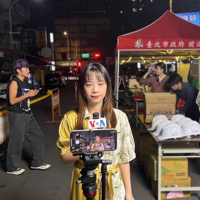 A photo of the VOA Mandarin staff.