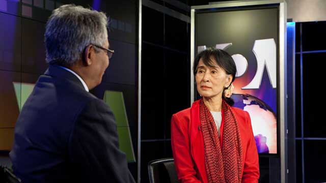 VOA Burmese journalist Kyaw Zan Tha interviews Aung San Suu Kyi at VOA in Washington.