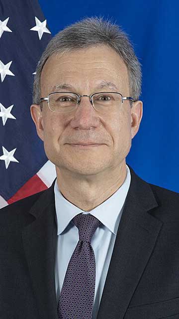Portrait of Daniel Rosenblum.